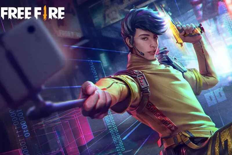 Karakter Wolfrahh Free Fire dengan tampilan futuristik beraksen neon biru, siap tempur dengan senjata SMG di medan perang.