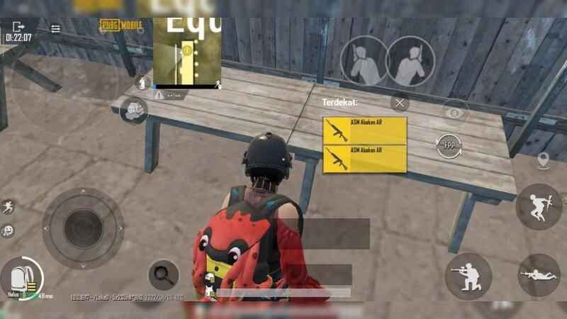 Ilustrasi senjata ASM Abakan di PUBG Mobile dengan tampilan in-game, lengkap dengan attachment dan latar medan tempur jarak menengah.